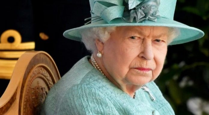 Kraliçe öldü evet. Ancak Kraliyet dizisinin rengi hep pembe kalır